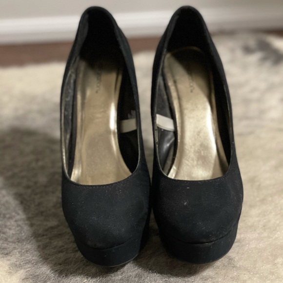 Black Suede Round Toe Heels. Size 8.5 - Picture 2 of 3